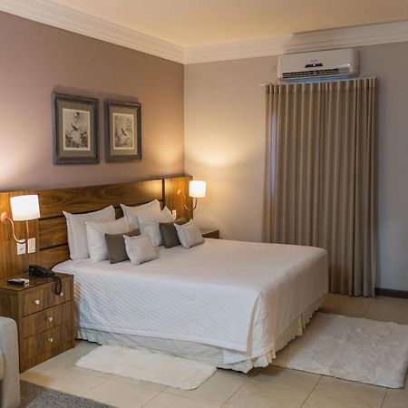 JR Hotel Marília Esterno foto