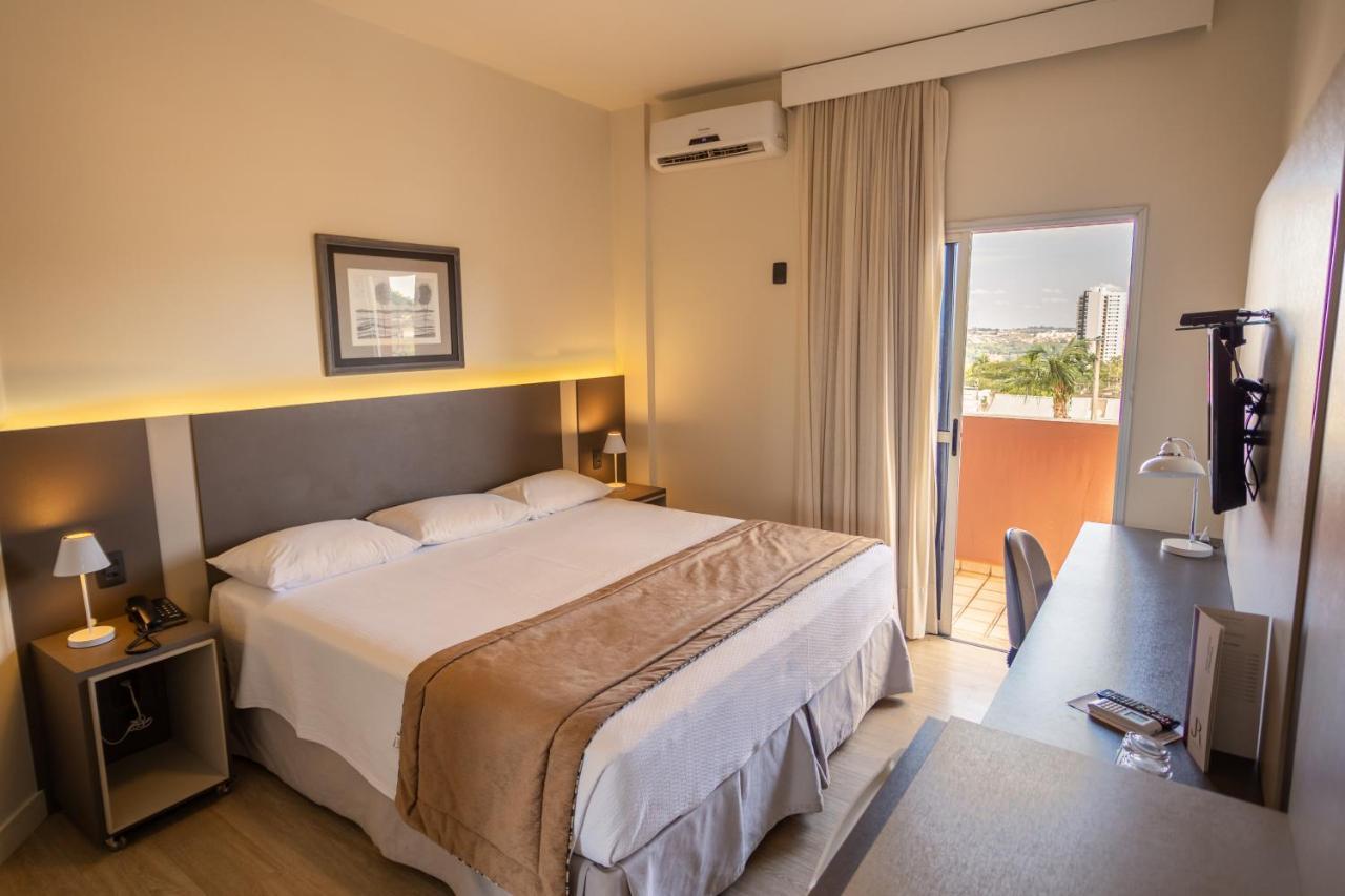 JR Hotel Marília Esterno foto