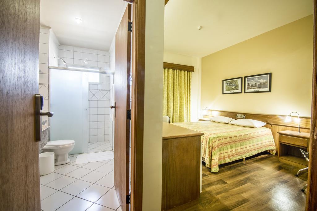 JR Hotel Marília Esterno foto