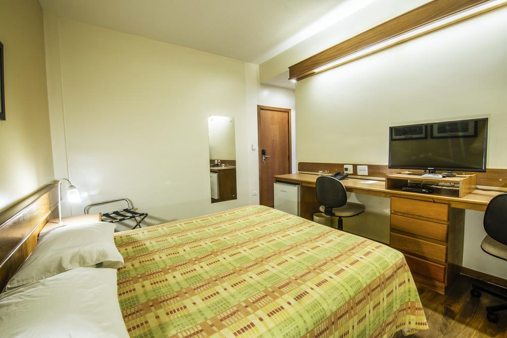 JR Hotel Marília Esterno foto
