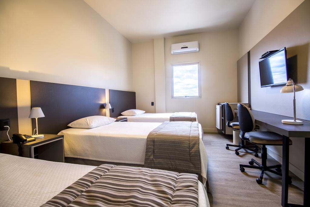 JR Hotel Marília Esterno foto