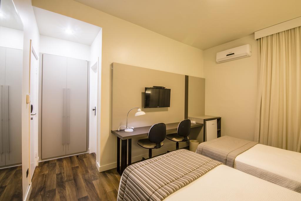 JR Hotel Marília Esterno foto